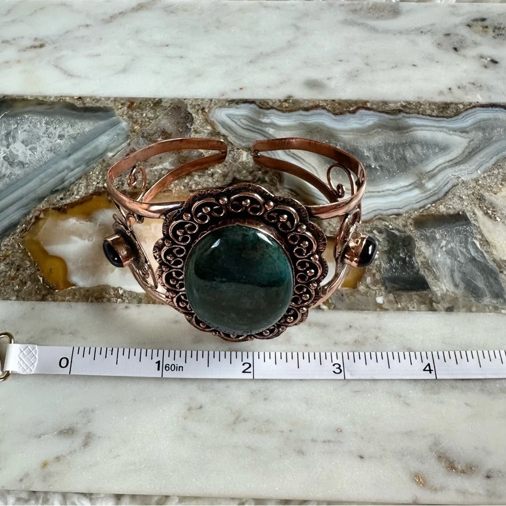 2143 Vintage Green Stone Bracelet with Intricate Design